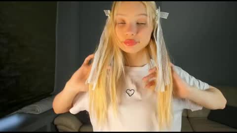 Snapshot of 18kira18 chatting on November 28, 2025, 4:48 am Kira online show from November 28, 2025, 4:48 am