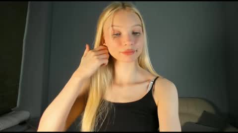 Snapshot of 18kira18 chatting on December 4, 2025, 4:55 am Kira online show from December 4, 2025, 4:55 am