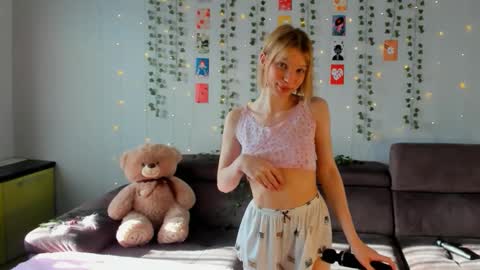 Snapshot of 18kira18 chatting on February 19, 2026, 5:36 am Kira online show from February 19, 2026, 5:36 am