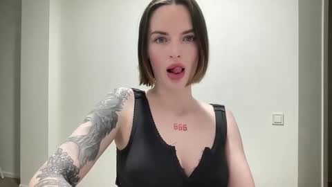 Snapshot of 1dove chatting on October 27, 2025, 9:19 pm DOVE online show from October 27, 2025, 9:19 pm