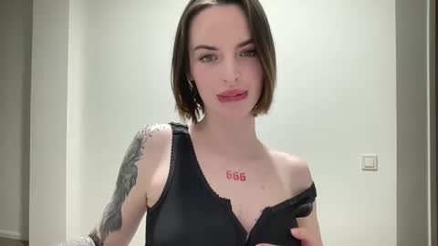 Snapshot of 1dove chatting on November 11, 2025, 9:59 pm DOVE online show from November 11, 2025, 9:59 pm