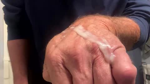 1hunglo412 online show from October 28, 2025, 12:14 am