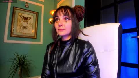 Moona  online show from November 7, 2025, 2:17 pm