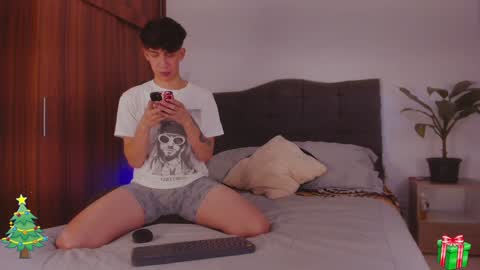Snapshot of 2gays_1straight chatting on December 22, 2024, 8:25 pm David and Yoel online show from December 22, 2024, 8:25 pm