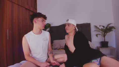 Snapshot of 2gays_1straight chatting on January 24, 2025, 7:39 pm David and Yoel online show from January 24, 2025, 7:39 pm