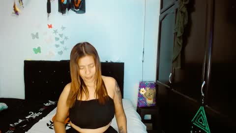 Snapshot of 2girls__dream chatting on January 1, 2025, 2:42 pm samantha sharon online show from January 1, 2025, 2:42 pm