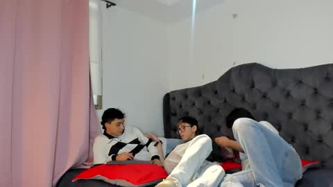 Guy 1  Guy 2  Guy 3. online show from November 20, 2025, 8:19 pm