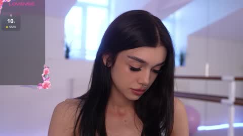 Snapshot of 9west chatting on September 17, 2025, 12:51 pm KARINA online show from September 17, 2025, 12:51 pm