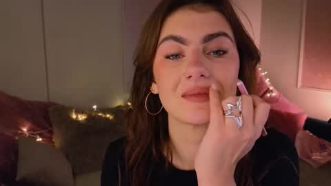 Willow online show from November 25, 2025, 9:26 pm