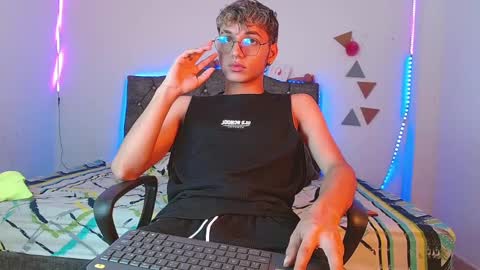 Snapshot of _andrew_willyams chatting on March 2, 2025, 2:43 pm Andres online show from March 2, 2025, 2:43 pm