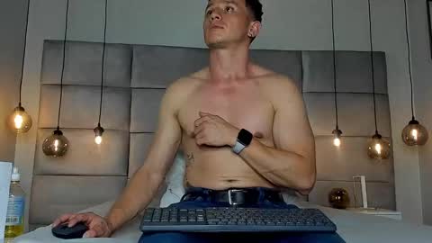 Snapshot of _andrewfalcon1 chatting on January 8, 2025, 1:32 am Andrew online show from January 8, 2025, 1:32 am