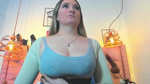 _antonella_11 online show from May 25, 2026, 10:38 pm