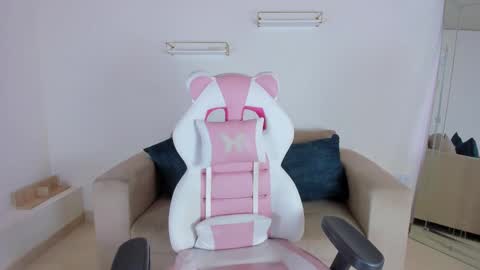    online show from October 6, 2025, 12:13 pm