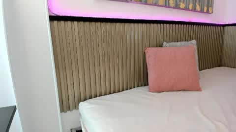 _aria_carter_ online show from May 6, 2026, 12:32 pm