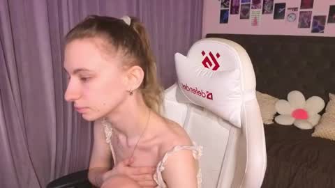 _ash_leyy_ online show from April 25, 2026, 1:30 am