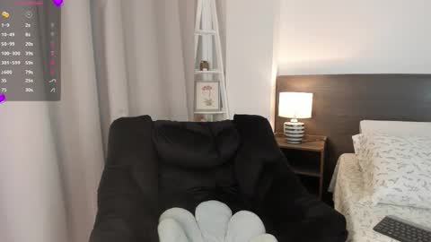 Snapshot of _bleuelune chatting on February 19, 2026, 12:50 am Mary online show from February 19, 2026, 12:50 am