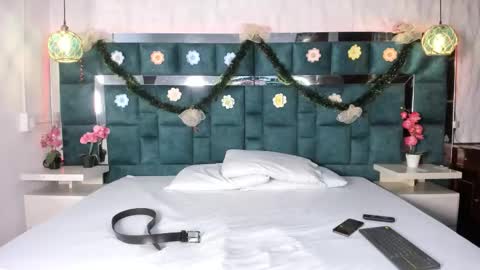 Snapshot of _bonnyandclyde chatting on December 15, 2025, 11:47 am _bonnyandclyde online show from December 15, 2025, 11:47 am