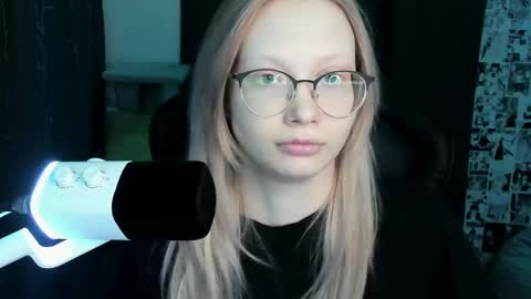 Snapshot of _caramel_milk_ chatting on March 10, 2025, 1:56 am Merlizz online show from March 10, 2025, 1:56 am