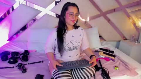 Snapshot of _carolinee_sweet chatting on December 6, 2024, 4:14 am Caroline Sweet online show from December 6, 2024, 4:14 am
