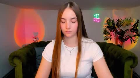 Snapshot of _cuddle_bug_ chatting on September 10, 2025, 1:11 pm Erika online show from September 10, 2025, 1:11 pm