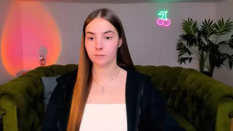 Snapshot of _cuddle_bug_ chatting on September 11, 2025, 1:33 pm Erika online show from September 11, 2025, 1:33 pm