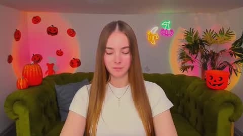 Snapshot of _cuddle_bug_ chatting on October 28, 2025, 4:20 pm Erika online show from October 28, 2025, 4:20 pm