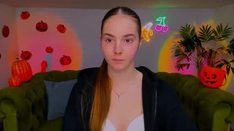 Snapshot of _cuddle_bug_ chatting on November 2, 2025, 8:11 pm Erika online show from November 2, 2025, 8:11 pm