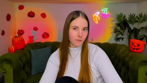 Snapshot of _cuddle_bug_ chatting on November 12, 2025, 2:06 pm Erika online show from November 12, 2025, 2:06 pm