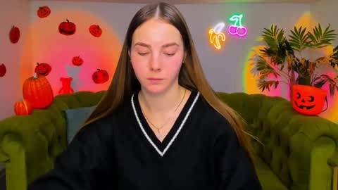 Snapshot of _cuddle_bug_ chatting on November 13, 2025, 6:23 am Erika online show from November 13, 2025, 6:23 am