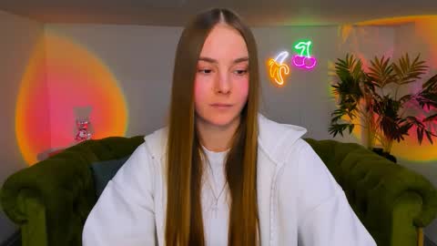 Snapshot of _cuddle_bug_ chatting on December 4, 2025, 8:17 pm Erika online show from December 4, 2025, 8:17 pm