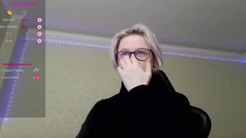 Snapshot of _elven_dreams__ chatting on December 1, 2024, 9:48 pm chloue and Gretta online show from December 1, 2024, 9:48 pm