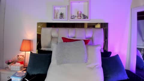 Isabella online show from March 6, 2026, 12:01 pm