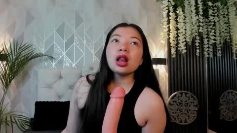 _emma_xoxo online show from December 17, 2025, 11:16 am