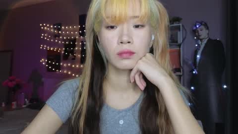 EveEva online show from November 22, 2025, 2:21 am