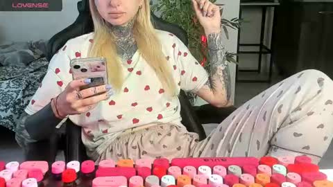 Snapshot of _feralberry__ chatting on June 15, 2026, 6:37 am Alis online show from June 15, 2026, 6:37 am