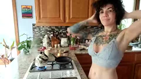 Snapshot of _frankie_rivers chatting on February 17, 2025, 7:53 pm Frankie Rivers allmylinks  online show from February 17, 2025, 7:53 pm
