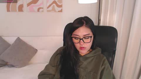 Snapshot of _heybee chatting on February 16, 2026, 9:33 pm Bee. online show from February 16, 2026, 9:33 pm