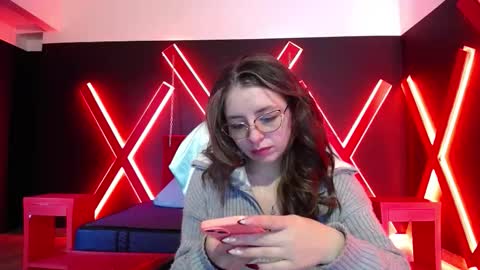 Isa online show from December 4, 2025, 1:53 pm