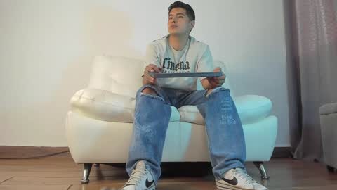 _juanes__ online show from January 3, 2025, 6:35 pm