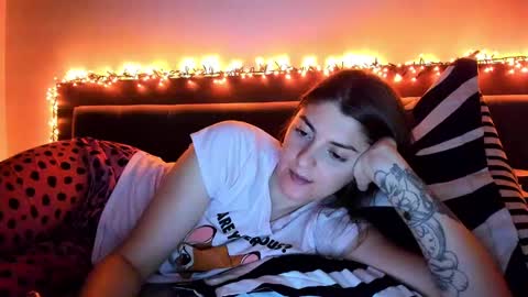 _just_a_simple_girl online show from February 7, 2025, 7:27 pm