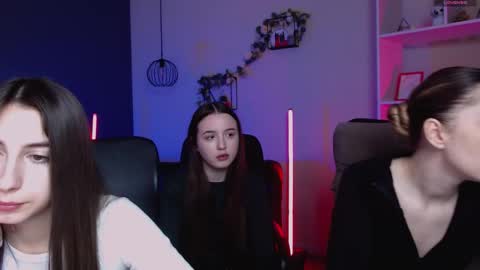 _kellykitten_ online show from March 12, 2026, 10:10 am