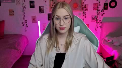 Snapshot of _kitekat_ chatting on October 28, 2025, 1:14 pm _kitekat_ online show from October 28, 2025, 1:14 pm