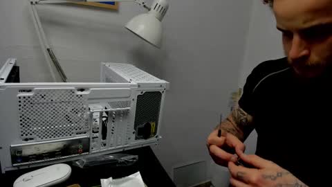 Layne online show from November 19, 2025, 4:29 pm