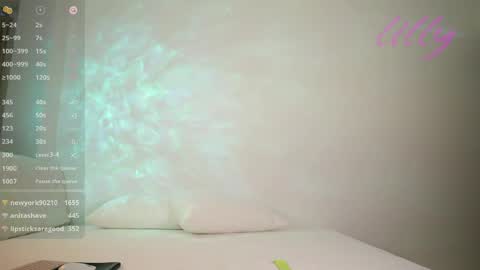 _lillilly_ online show from May 24, 2026, 4:06 am