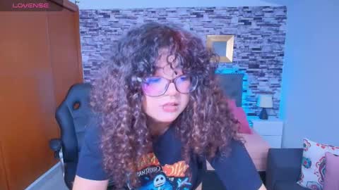 Liily online show from November 5, 2025, 6:41 pm