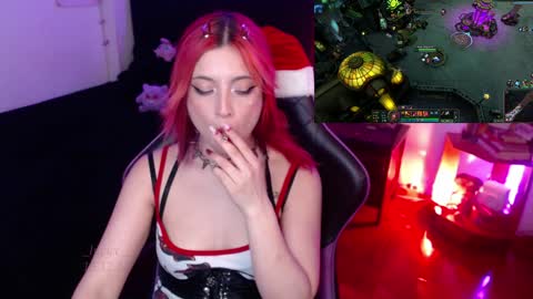 Snapshot of _lucyx__ chatting on December 16, 2024, 12:04 am Queen. Help me reach 100 thumbs up online show from December 16, 2024, 12:04 am