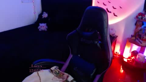 Snapshot of _lucyx__ chatting on February 12, 2025, 9:33 pm Queen. Help me reach 100 thumbs up online show from February 12, 2025, 9:33 pm