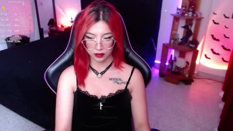 Snapshot of _lucyx__ chatting on September 8, 2025, 8:52 pm Queen. Help me reach 100 thumbs up online show from September 8, 2025, 8:52 pm