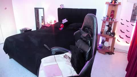 Snapshot of _lucyx__ chatting on January 15, 2026, 8:56 pm Queen. Help me reach 100 thumbs up online show from January 15, 2026, 8:56 pm