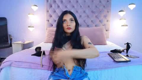 Snapshot of _mia___x chatting on October 10, 2025, 11:53 am Mia online show from October 10, 2025, 11:53 am